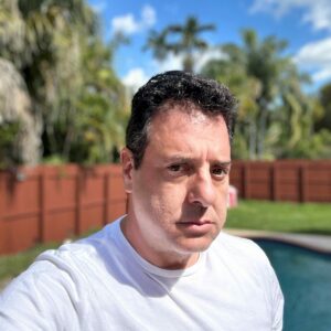 Hola soy Ernesto Daubar Director de Contuhijo